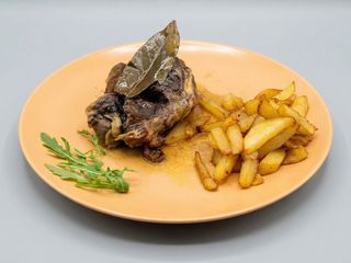 Galta de cerdo cocinada con hierbas a baja temperatura 