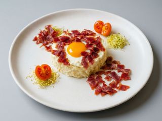 Ensaladilla rusa con huevo y jamón ibérico 