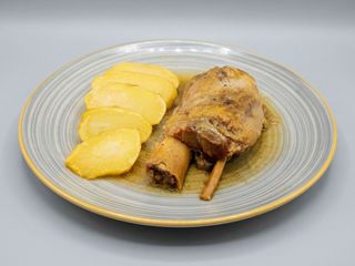 Codillo de cerdo encebollado