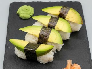 Nigiri de aguacate