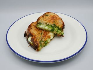 Sandwich de pesto de Kale y Mozzarella