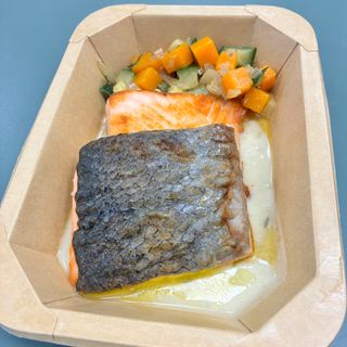 Lomo De Salmón a la Parrilla con  Verduritas Salteadas  (300 G.)