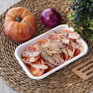 Tomate De Temporada Con Ventresca Y Cebolla Morada