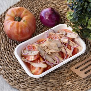 Tomate De Temporada Con Ventresca Y Cebolla Morada