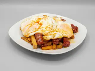 Huevos Rotos Con Patatas Y Chistorra Artesanal