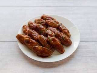 Alas de Pollo a la Barbacoa con Patatas Fritas Caseras