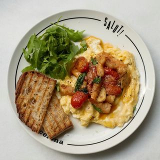Huevos revueltos con gambas