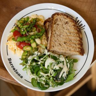 Huevos revueltos con esparragos