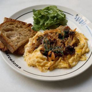 Huevos revueltos con rebozuelos