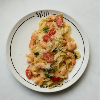 Pasta tagliatelle con langostinos y tomates