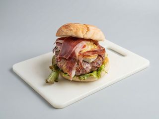 Hamburguesa, jamón ibérico y queso cabra