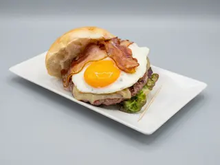 Hamburguesa, Jamón ibérico, setas, queso y huevo plancha