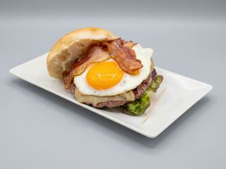 Hamburguesa, Jamón ibérico, setas, queso y huevo plancha 