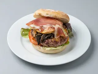 Hamburguesa, setas, micuit, jamón ibérico y queso idiazabal