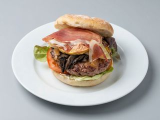 Hamburguesa, setas, micuit, jamón ibérico y queso idiazabal 