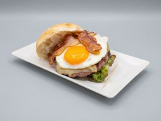 Sándwich De Jamón York, queso y huevo plancha 