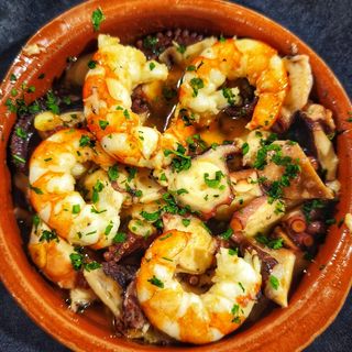 Cazuela de pulpo y langostinos 