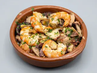 Cazuela de pulpo y langostinos 