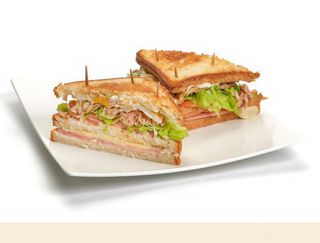 Sándwich De Lechuga Con Tomate Y Atún