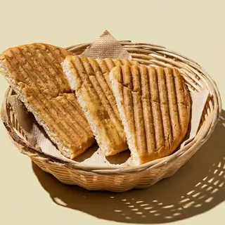 Pan Turco Tostado Con Mozzarella Y Piña
