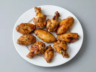 Plato Alita De Pollo Con ensalada, patatas y cola lata