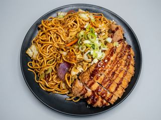 Yakisoba con lomo rebozado