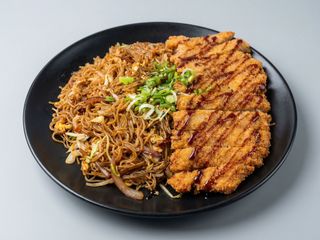 Fideos con pollo rebozado