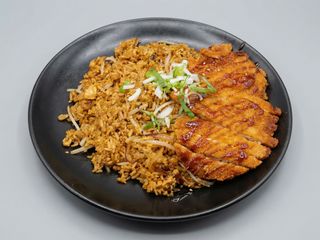 Arroz frito con pollo rebozado tipo milanesa