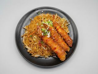 Fideos con langostinos rebozado