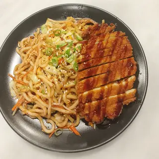 Udon con pollo rebozado tipo milanesa