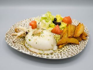 Sepia Con Ensalada Y Patatas