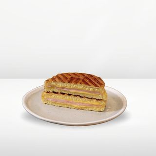 Tostado prensado de jamón york y cheddar