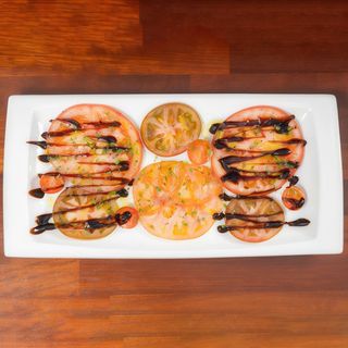 Ensalada De Variedad De Tomates Aliñados 