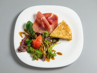 Tapa De Tortilla De Patatas Con Jamón Pincho