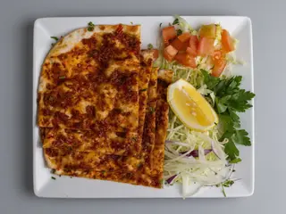 Lahmacun Cortada