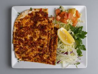 Lahmacun Cortada