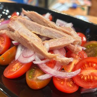 Ensalada de ventresca, tomate y cebolla encurtido