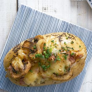 Patata Rellena de Pollo y champiñones gratinados