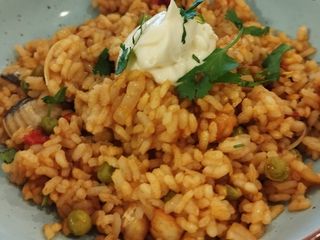 Arroz con bacalao, almejas y alioli