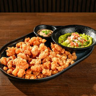 Guacamole con chicharon de marisco