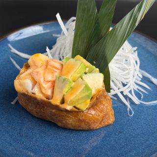 Inari salmon y aguacate (2 Uds)