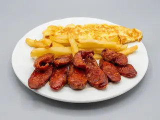 Chorizo,tortilla francesa y patatas fritas