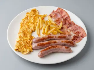 Salchichas frescas, bacon, tortilla francesa y patatas fritas