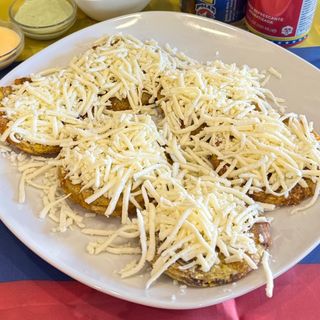 Ración De Tostones Con Queso Blanco Rallado