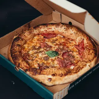 Pizza De La Abuela Con Borde Relleno De Mozzarella