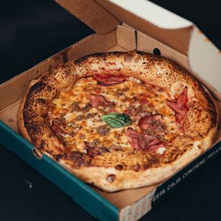 Pizza De La Abuela Con Borde Relleno De Mozzarella