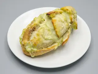 Pan de ajo com queso y jamon