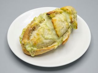 Pan de ajo com queso y jamon