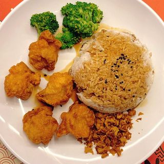 23. ARROZ CHASHU CON KARAAGE