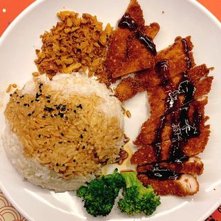 27. ARROZ CHASHU CON POLLO FRITO